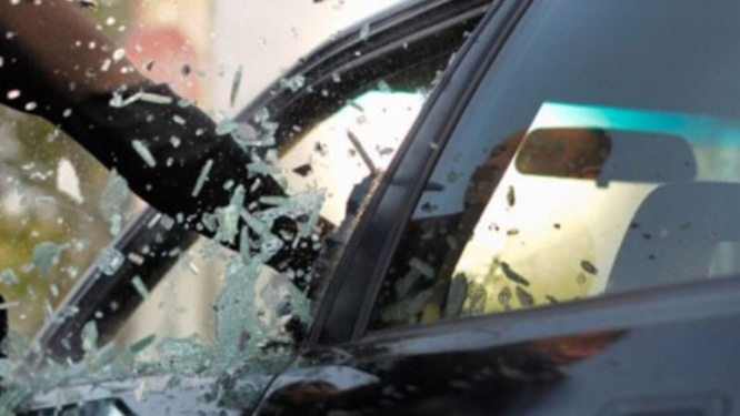 Dans les deux cas, les voleurs ont brisé une vitre du véhicule pour fouiller a l'intérieur - illustration