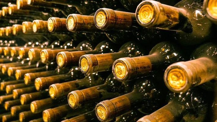 Un peu moins de la moitié des 900 bouteilles dérobées a été retrouvée à trois endroits différents - Illustration © Pixabay