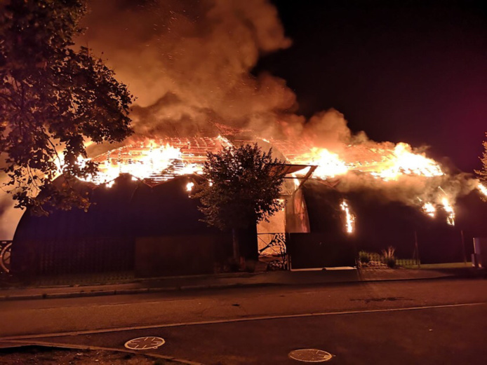 Deux départs de feu ont été constatés à l'intérieur du chapiteau dévasté par les flammes - photo @CatherineArenou/Twitter