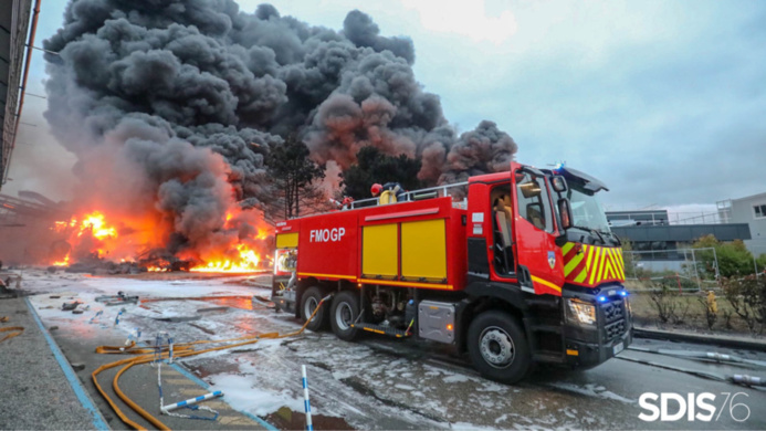 Les retombées du nuage de fumée ont impacté de nombreuses exploitations agricoles - photo @ Sdis76 Les retombées du nuage de fumée ont impacté de nombreuses exploitations agricoles - photo @ Sdis76