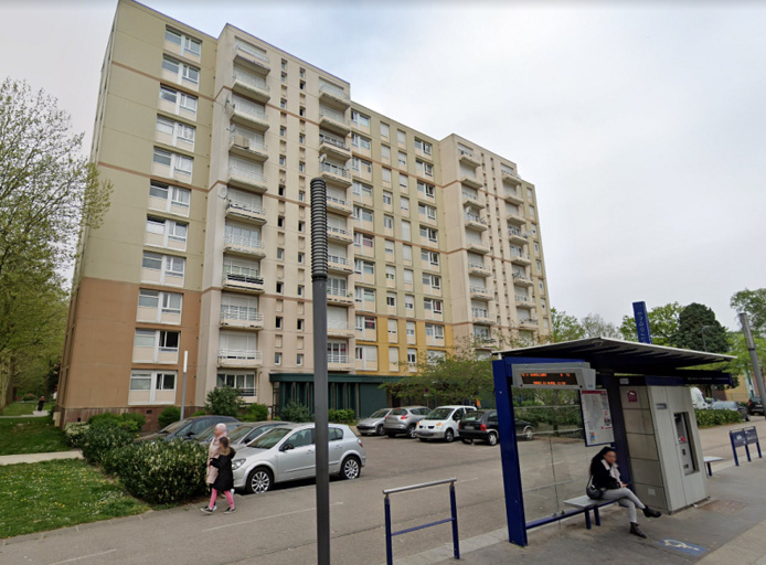 La personne serait retranchée dans cet immeuble de dix étages - illustration La personne serait retranchée dans cet immeuble de dix étages - illustration