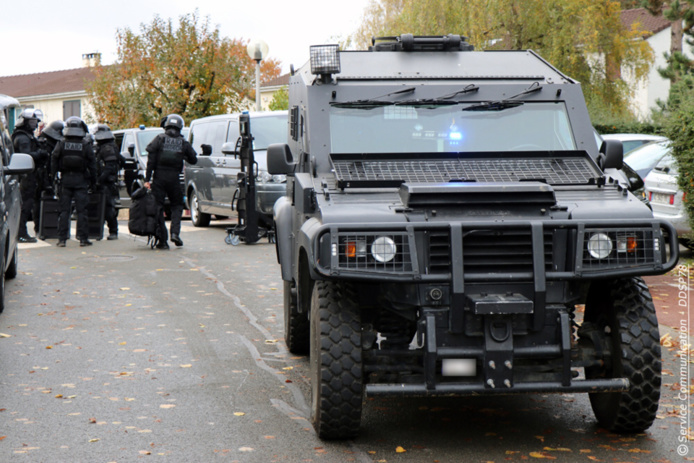 De gros moyens ont été déployés par le RAID, sachant que l'homme était potentiellement armé - Photo © DDSP78 De gros moyens ont été déployés par le RAID, sachant que l'homme était potentiellement armé - Photo © DDSP78