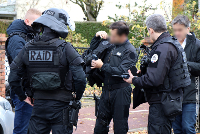 Le forcené a été interpellé en douceur peu avant 13 heures - Photo © DDSP78 Le forcené a été interpellé en douceur peu avant 13 heures - Photo © DDSP78