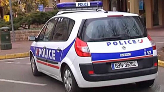 Le véhicule des suspects a été repéré dans la cité des Oiseaux a Oissel par une patrouille de police -