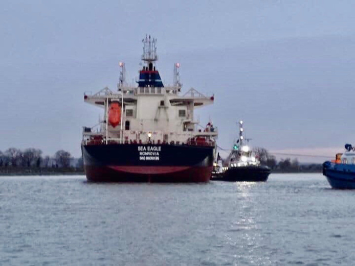 Le navire « Sea Eagle » a pu être remis à flot, ce vendredi en fin de matinée - Photo @ gendarmerie/Facebook