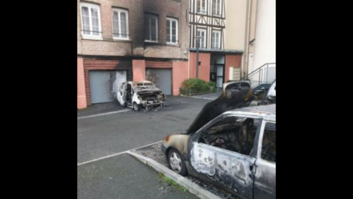 La voiture de son ex-compagnon a été détruite et deux autres endommagées - Photo © DR