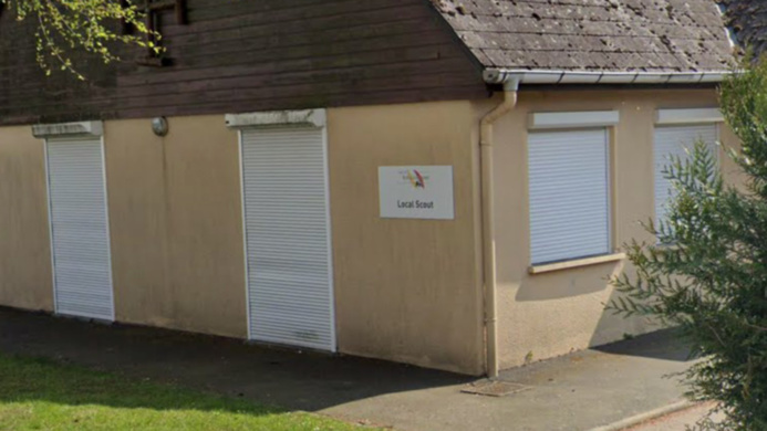 Les cambrioleurs ont fracturé une porte fenêtre - illustration Les cambrioleurs ont fracturé une porte fenêtre - illustration