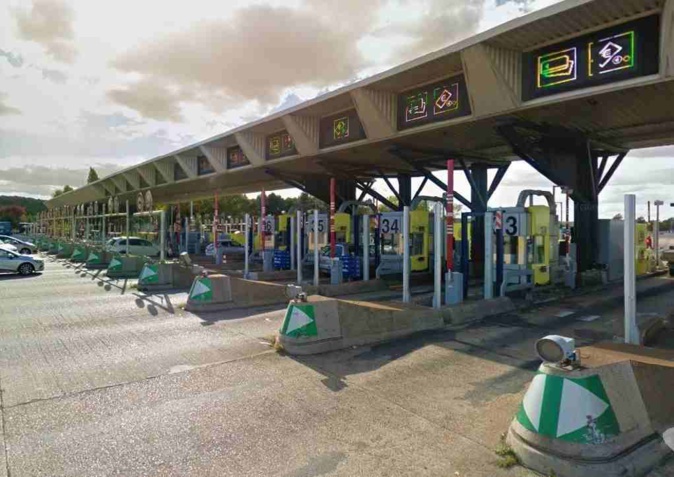 Des véhicules dégradés par des jets de projectiles sur l’A13 au péage de Mantes - Buchelay (Yvelines)