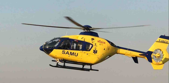 L'hélicoptère Viking du SAMU76 s'est posé sur le lieu de l'accident et se tient prêt à transporter la victime vers un hôpital - Illustration © infoNormandie