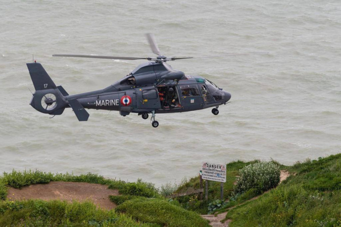 La femme de 39 ans a été hélitreuillée à bord de l'hélicoptère de la Marine nationale. Déposée en haut de la falaise, saine et sauve, elle a été transportée par les sapeurs-pompiers à l'hôpital de Dieppe - Photo © Marine nationale/Prémar