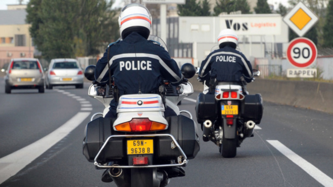L'automobiliste qui venait de commettre des infractions a été repéré par deux motards de la Police nationale - illustration © DDSP76
