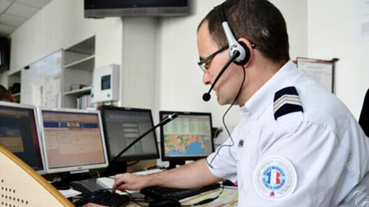 Le standard de Police Secours - Illustration