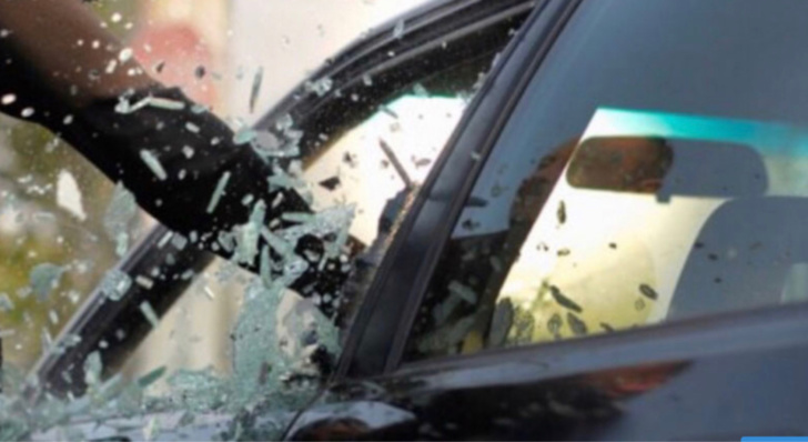 Les vitres de plusieurs voitures ont été brisées - Illustration
