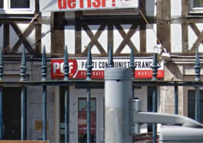 Des croix celtiques ont été peintes sur la façade de la permanence du PCF place du Général de Gaulle - illustration