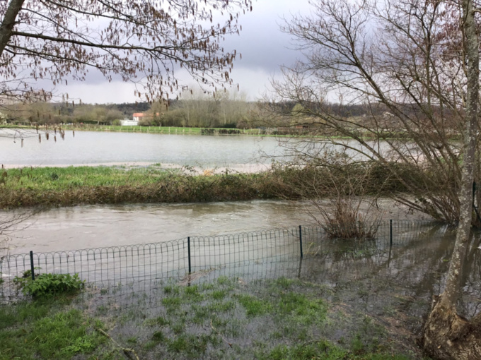 Les cours d'eau du département de l'Eure sont sortis de leur lit depuis plusieurs jours déjà, comme ici à Pacy-sur-Eure - Photo ©infoNormandie Les cours d'eau du département de l'Eure sont sortis de leur lit depuis plusieurs jours déjà, comme ici à Pacy-sur-Eure - Photo ©infoNormandie