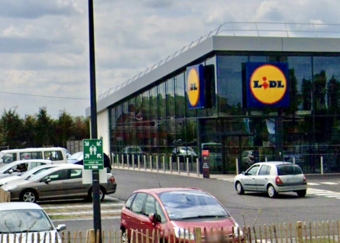 Les malfaiteurs ont cassé la porte d’entrée automatique - illustration Les malfaiteurs ont cassé la porte d’entrée automatique - illustration