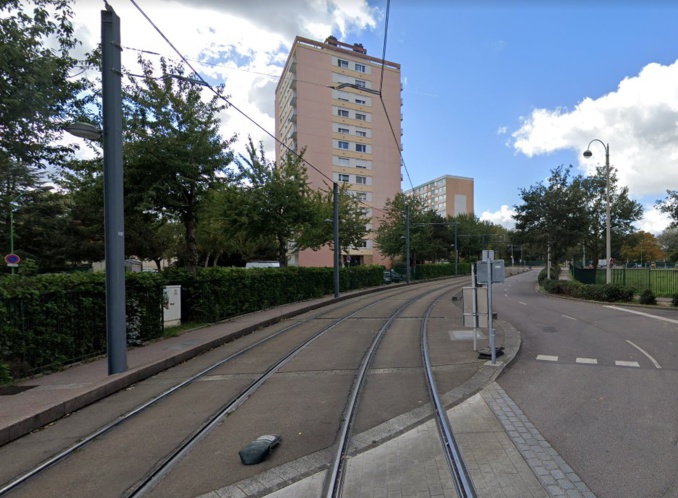 Le caddie en feu se trouvait au milieu des voies du métro, périphérique Henri-Wallon - Illustration Le caddie en feu se trouvait au milieu des voies du métro, périphérique Henri-Wallon - Illustration