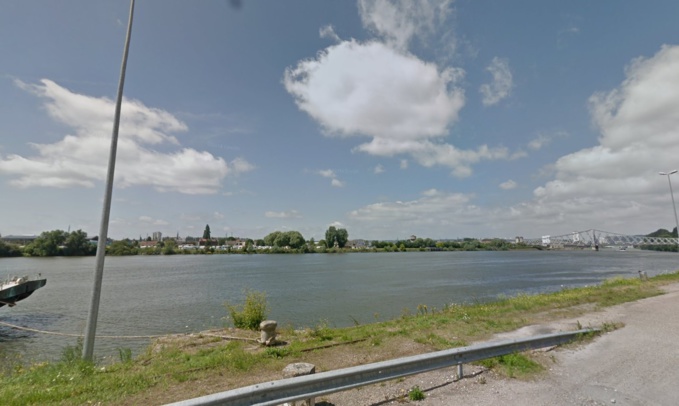 Le corps flottait à la surface du fleuve - illustration Le corps flottait à la surface du fleuve - illustration