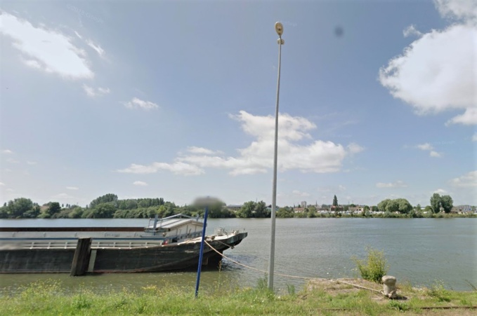 Le corps flottait à la surface de la Seine au niveau du quai Lescure - Illustration Le corps flottait à la surface de la Seine au niveau du quai Lescure - Illustration