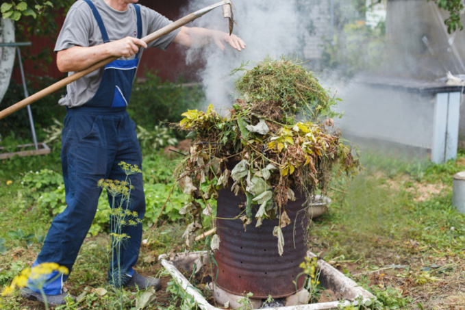 Le brûlage des déchets verts à l’air libre est totalement interdit dans le département - Illustration © iStockphoto