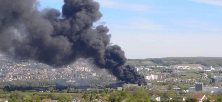 Le panache de fumée était visible à plusieurs kilomètres à la ronde - photo d’un lecteur Le panache de fumée était visible à plusieurs kilomètres à la ronde - photo d’un lecteur