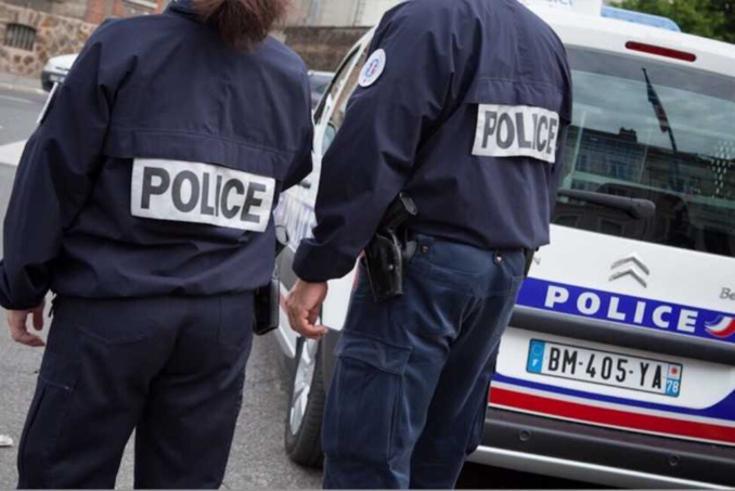 Les policiers en patrouille ont assisté à la Seine. Sans leur intervention, la fillette aurait pu se noyer - Illustration