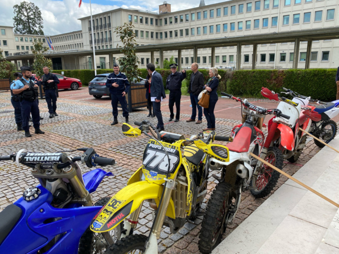 Quelques-unes des motos saisies par les forces de l'ordre ont été exposées devant la préfecture de l'Eure - Photo © infoNormandie