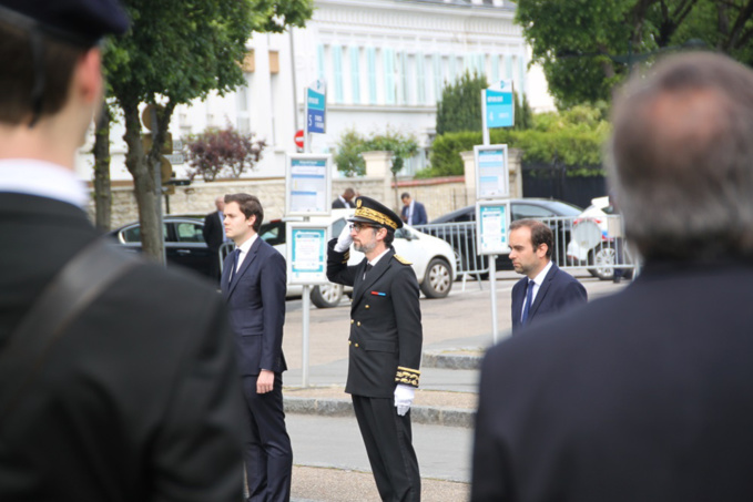 A Vernon, le ministre Sébastien Lecornu est venu se recueillir et déposer une gerbe en présence du maire de la ville et du préfet