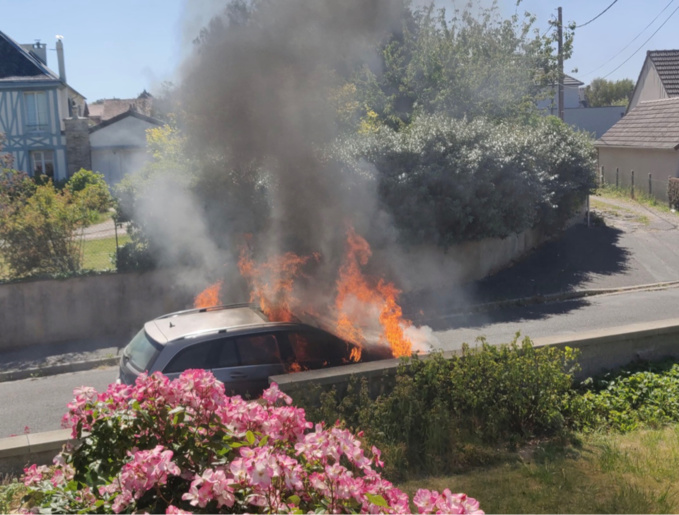 Seine-Maritime : la voiture s’enflamme soudainement à Dieppe Seine-Maritime : la voiture s’enflamme soudainement à Dieppe