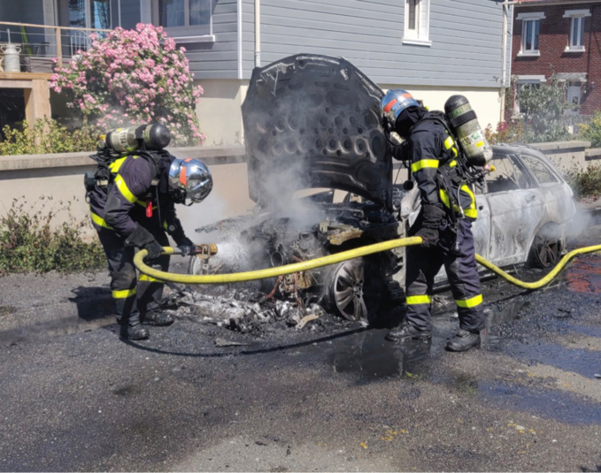 Seine-Maritime : la voiture s’enflamme soudainement à Dieppe Seine-Maritime : la voiture s’enflamme soudainement à Dieppe