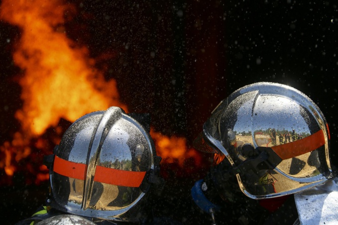 Deux lances à incendie ont été déployées pour lutter contre les flammes -  Illustration © AdobeStock