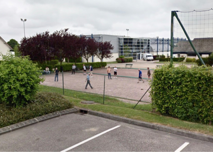 L’élu municipal a demandé au jeune homme à scooter de quitter l’aire de jeux - illustration L’élu municipal a demandé au jeune homme à scooter de quitter l’aire de jeux - illustration