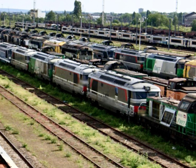 Le sans abri pensait pouvoir passer la nuit dans une vieille locomotiive. En vain - illustration Le sans abri pensait pouvoir passer la nuit dans une vieille locomotiive. En vain - illustration