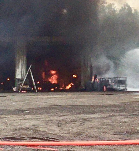 Le hangar a été ravagé par les flammes - photo @ ville d’Igoville/Twitter