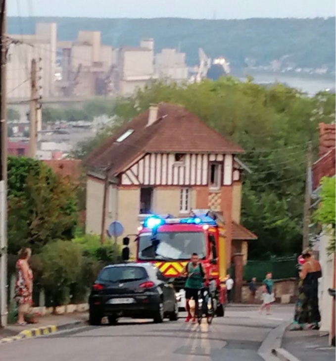 Incendie dans une habitation à Mont-Saint-Aignan : une personne âgée indemne