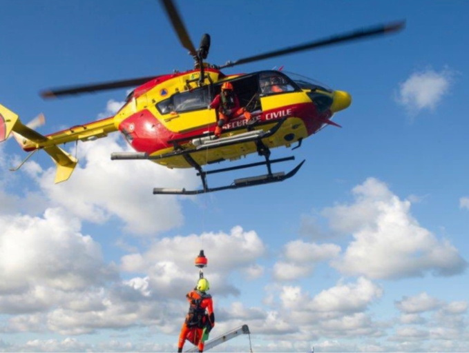 Les deux pêcheurs ont été hélitreuillés à bord de Dragon 76 - Illustration Les deux pêcheurs ont été hélitreuillés à bord de Dragon 76 - Illustration
