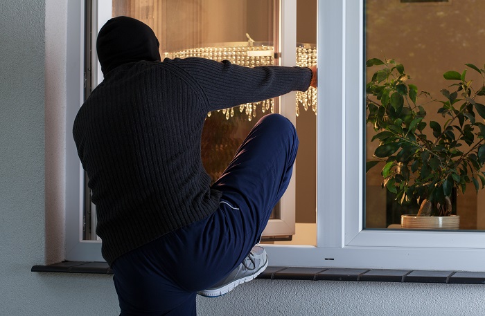 Le ou les cambrioleurs sont passés par une fenêtre ouverte à l'étage de la maison - Illustration © Adobe Stock