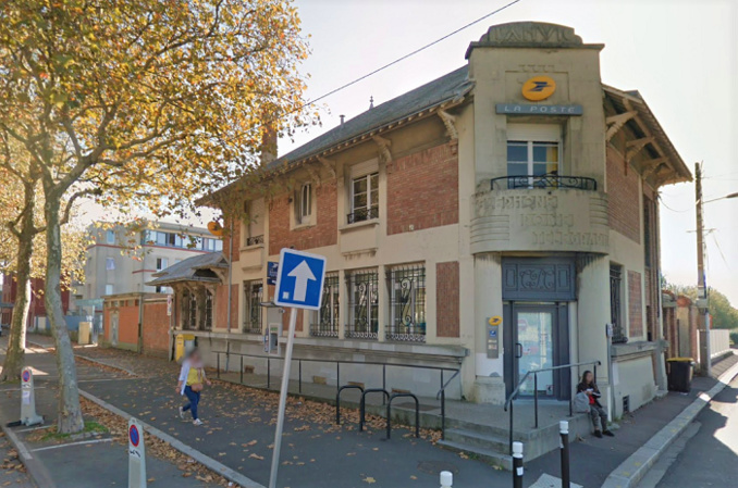Les faits sont survenus dans ce bureau de poste, place Raymond-Poincaré - Illustration @ Google Maps