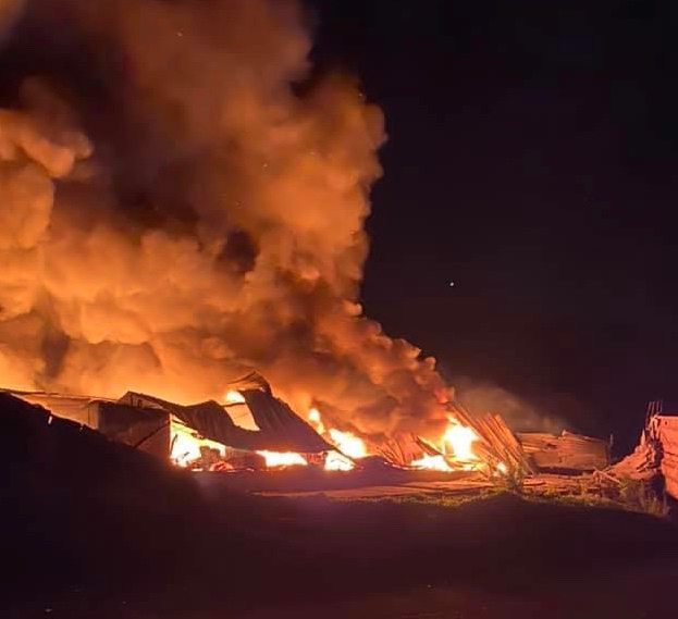 Le feu dont l’origine est pour le moment indéterminée a embrasé un bâtiment de 4 000 m2 dans la nuit - Photo @ Bastien Coriton, maire de Rives-en-Seine/Facebook
