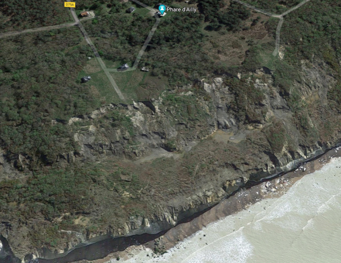 Le jeune homme a chuté du haut de la falaise, au niveau du phare d'Ailly, soit une dizaine de mètres  - Illustration © Google Maps