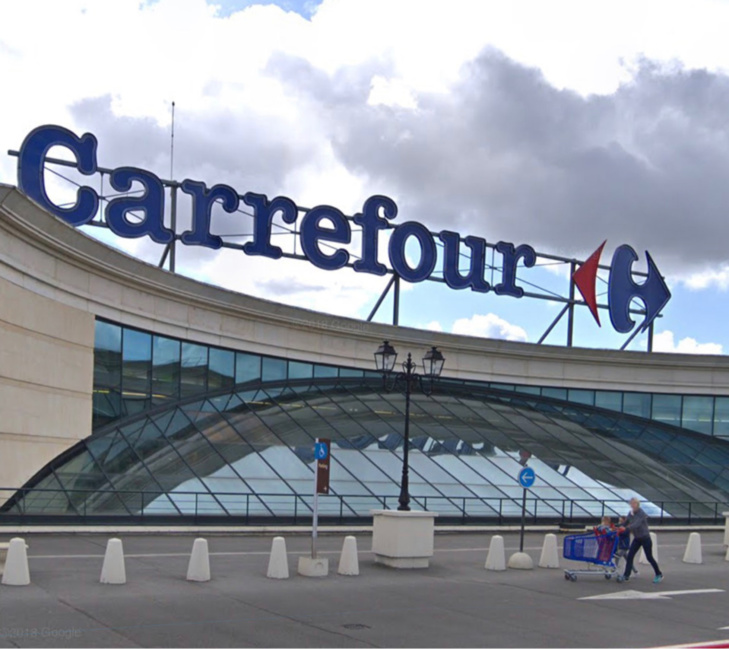 Le voleur à l’étalage a été intercepté par les agents de sécurité du magasin - Illustration Le voleur à l’étalage a été intercepté par les agents de sécurité du magasin - Illustration