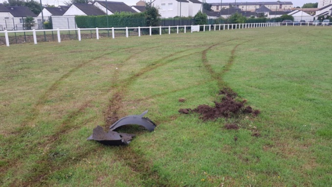 La pelouse du terrain de foot a été fortement endommagée - Photo © DDSP76