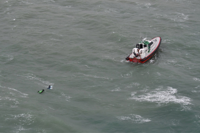 Le surfer a été récupéré à bord de la pilotine du port du Havre - Crédit photo : Brigade de Surveillance AéroMaritime (BSAM) Le Havre - Douane française