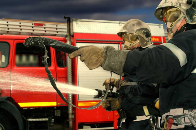 Les sapeurs-pompiers ont mis en batterie deux lances à incendie - Illustration @ Adobe Stock