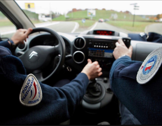 La patrouille de police a intercepté le véhicule qui roulait à vive allure - illustration @ DGPN