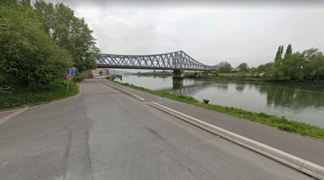 Seine-Maritime : il se jette dans la Seine avec sa voiture, le suicidaire est hors de danger Seine-Maritime : il se jette dans la Seine avec sa voiture, le suicidaire est hors de danger