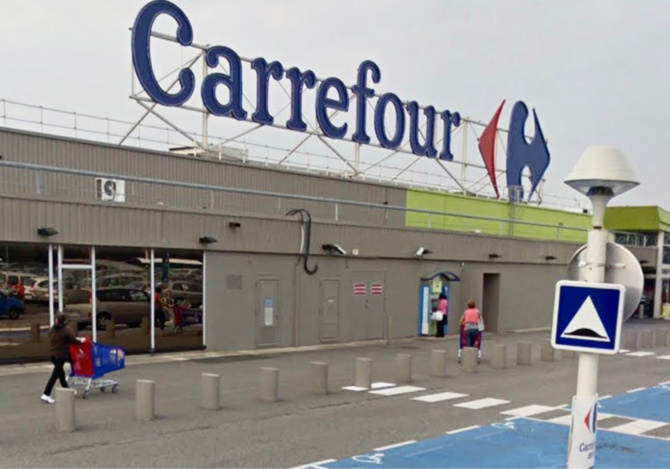 Les deux voleurs ont été interceptés par les agents de sécurité de la grande surface