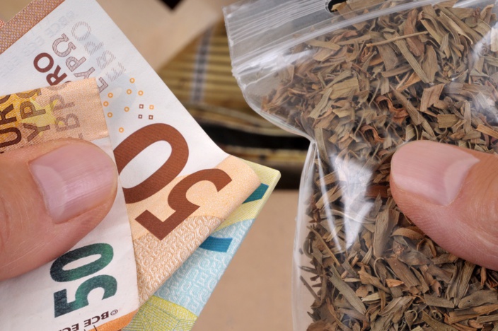 2 kg d'herbe de cannabis et 11 000€ en petites coupures ont été saisis au domicile du fournisseur, lors de la perquisition - Illustration © iStock