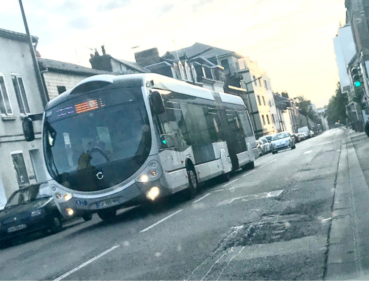 Le pare-brise a été impacté et une vitre de la porte latérale brisée - Illustration @ infoNormandie Le pare-brise a été impacté et une vitre de la porte latérale brisée - Illustration @ infoNormandie