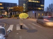 Sécurité routière : huit cents parapluies fluo distribués aux plus de 65 ans